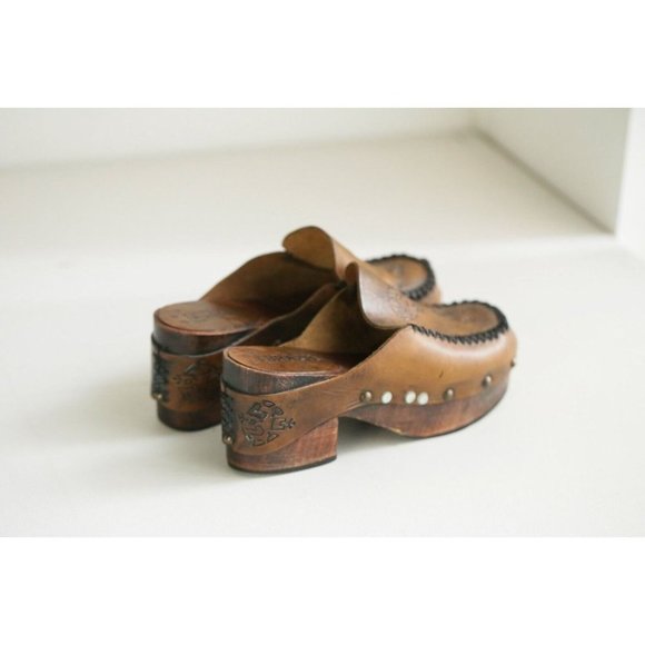 Vintage 70s Leather Hand Tooled Wood Sole Slip on Clogs 10B - Picture 7 of 10